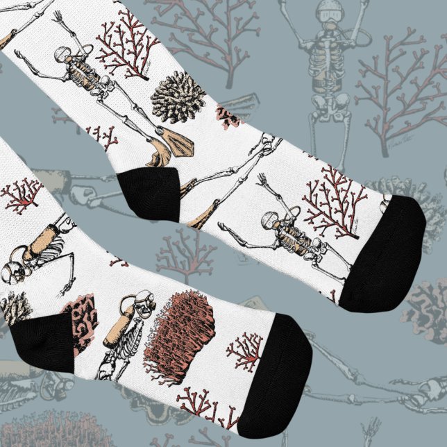 Skeleton Scuba Divers & Coral Socken (Hand Drawn Skeleton Scuba Divers in Black Ink. Skeletons Diving in Ocean with Red Coral Illustration)