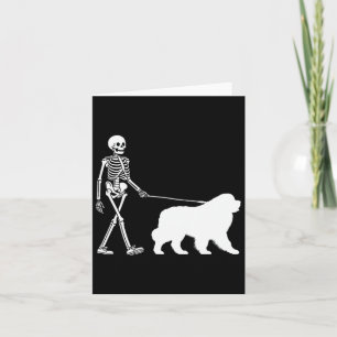 Skeleton Wandern ein Neufundland Hund Halloween Ou Karte