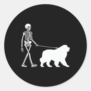Skeleton Wandern ein Neufundland Hund Halloween Ou Runder Aufkleber