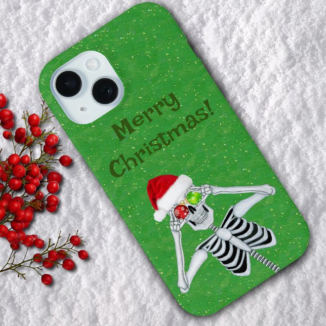 Skeleton Weihnachtsmannmütze Centro Arte e Cultura Case-Mate iPhone Hülle (Fun Skeleton Holding Red and green ornaments to eyes on green with gold flecks cell phone case.)