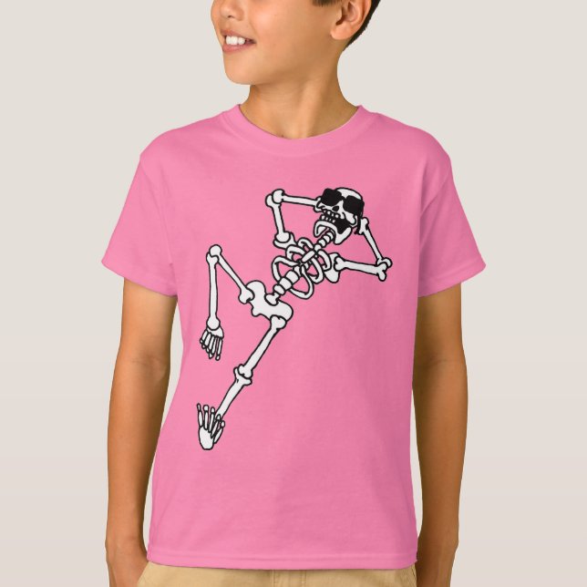Skeleton with sunglasses resting. T-Shirt (Vorderseite)