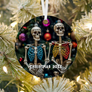 Skeletongs und farbenfrohe Ornamente Weihnachten