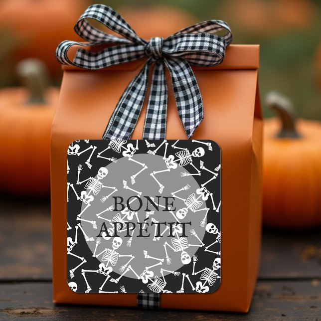 Skeletons BONE APPÉTIT Quadratischer Aufkleber (Skeletons on black square stickers feature the wording BONE APPÉTIT)