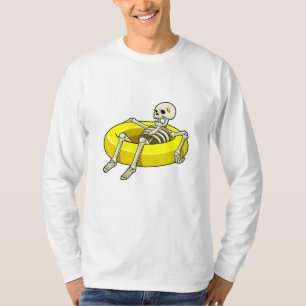 Skelett beim Schwimmen mit Schwimmring T-Shirt