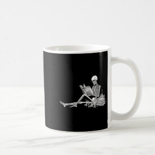 Skelett, das botanisches Cottagecore-Buch liest Kaffeetasse
