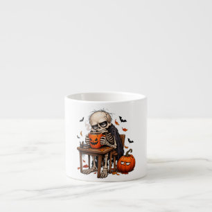 Skelett, das Halloween-Kürbistasse trinkt Espressotasse