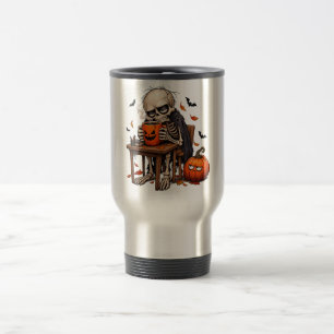 Skelett, das Halloween-Kürbistasse trinkt Reisebecher