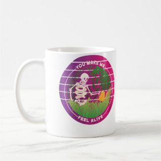 Skelett der Frau beim Gärtnern Humorvolles Skelett Kaffeetasse