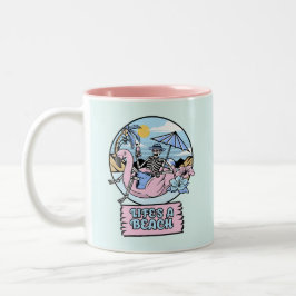 Skelett-Flamingo-Schwimmkörper am Strand des Leben Zweifarbige Tasse
