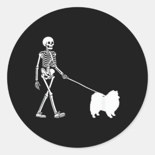 Skelett führt einen Hund American Eskimo Dog Runder Aufkleber