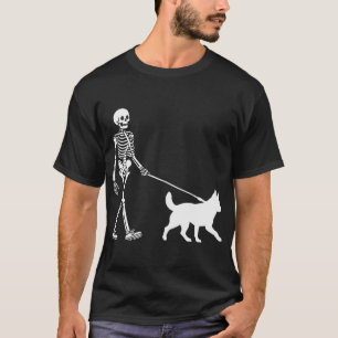 Skelett geht mit einem Hund Blue Heeler Halloween T-Shirt