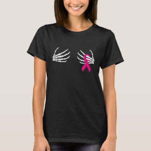 Skelett Hände auf Brust Brustkrebsbewusstsein T-Shirt