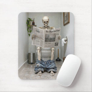 Skelett liest Zeitung auf einer Toilette Mousepad