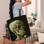 Skelett mit brennender Zigarette | Vincent van Gog<br><div class="desc">Der Schädel eines Skeletts mit brennender Zigarette (1886) von Vincent van Gogh ist ein auffälliges und unkonventionelles Stillleben-Gemälde mit einem menschlichen Schädel mit einer beleuchteten Zigarette zwischen den Zähnen. Der dunkle Hintergrund verstärkt die Krassigkeit der Skelettfigur, während die kleine Rauchwolke ein Gefühl von Durchgängigkeit und Ironie verleiht. Dieses Kunstwerk, das...</div>