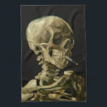 Skelett mit brennender Zigarette | Vincent van Gog Geschirrtuch<br><div class="desc">Der Schädel eines Skeletts mit brennender Zigarette (1886) von Vincent van Gogh ist ein auffälliges und unkonventionelles Stillleben-Gemälde mit einem menschlichen Schädel mit einer beleuchteten Zigarette zwischen den Zähnen. Der dunkle Hintergrund verstärkt die Krassigkeit der Skelettfigur, während die kleine Rauchwolke ein Gefühl von Durchgängigkeit und Ironie verleiht. Dieses Kunstwerk, das...</div>