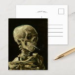 Skelett mit brennender Zigarette | Vincent van Gog Postkarte<br><div class="desc">Der Schädel eines Skeletts mit brennender Zigarette (1886) von Vincent van Gogh ist ein auffälliges und unkonventionelles Stillleben-Gemälde mit einem menschlichen Schädel mit einer beleuchteten Zigarette zwischen den Zähnen. Der dunkle Hintergrund verstärkt die Krassigkeit der Skelettfigur, während die kleine Rauchwolke ein Gefühl von Durchgängigkeit und Ironie verleiht. Dieses Kunstwerk, das...</div>