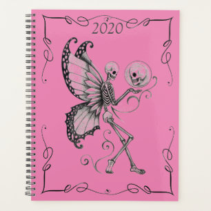 Skelett mit Butterfly Flügel auf Rosa auf einem Planer