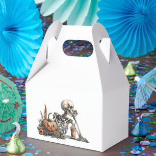 Skelett mit Kürbis und trinken. Halloween Geschenkschachtel