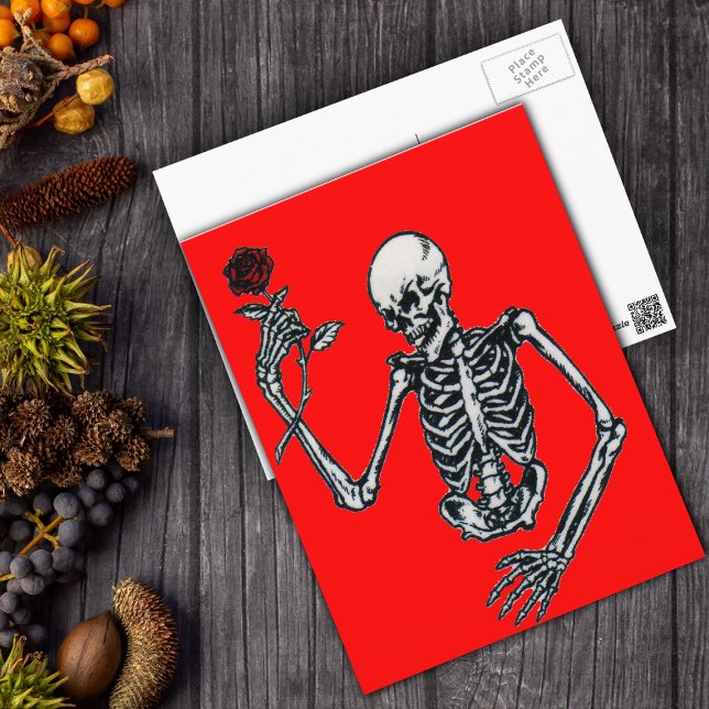 Skelett mit Rose Postkarte (Creepy skeleton holding single red rose on vibrant red postcard for Halloween or Valentine's Day.)