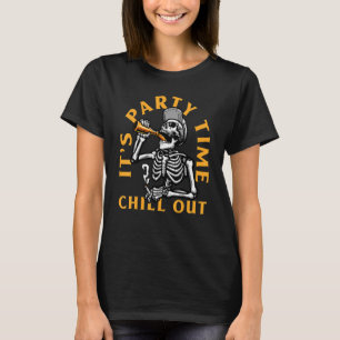 Skelett raucht und trinkt Bier, es ist Partyzeit C T-Shirt