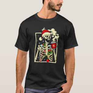 Skelett trinken Kaffee im Inneren, aber Weihnachte T-Shirt