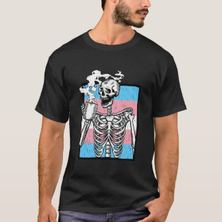 Skelett trinkt Kaffee Lgbt-Q Transgender Stolz  T-Shirt