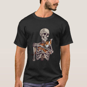 Skelett umarmende dreifarbige Katze Halloween Katz T-Shirt