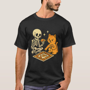 Skelett und Katze spielen Brettspiel T-Shirt