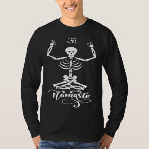 Skelett-Yogi übt den Lotus-Yoga-Pose NAMASTE T-Shirt