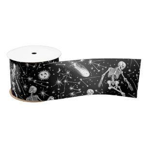 Skelette im Weltraumhintergrund Satinband