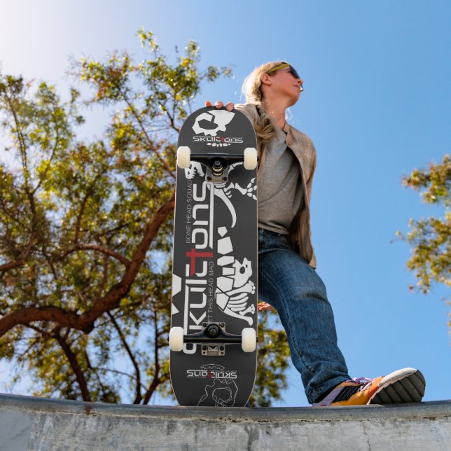SKELETTE mit T-REX & Triceratops Skateboard (Außenbereich 1)