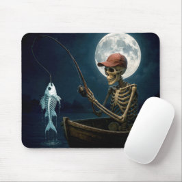 Skelettfischen in einem Holzrowboat Mousepad
