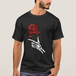 Skeletthand, die eine rote Rose hält T-Shirt