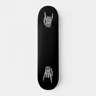 Skeletthand, Felsen und Rollen Skateboard