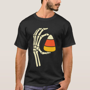 Skeletthand hält lustige Halloween-Pyjamas zum Mat T-Shirt