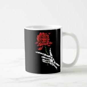 Skeletthand mit einer Rote Rose Kaffeetasse