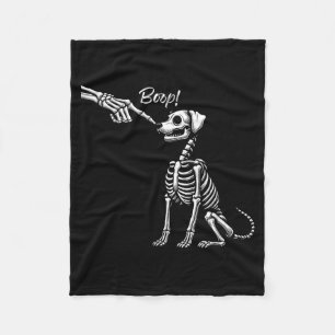 Skeletthand streichelt Hund süßer Welpe Halloween Fleecedecke