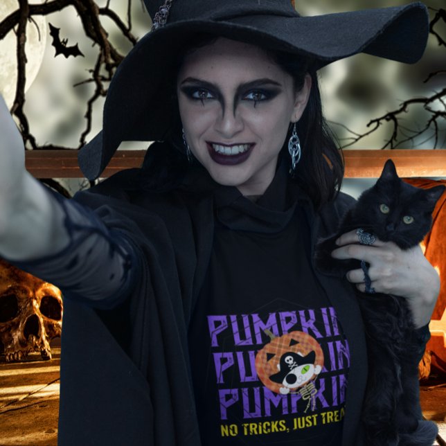 Skelettkatze T-Shirt (Selfie shot of a witch coming ”Pirate skeleton cat T-shirt” with a black cat.)