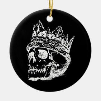 Skelettkopf mit einer Krone auf einem Keramik Ornament