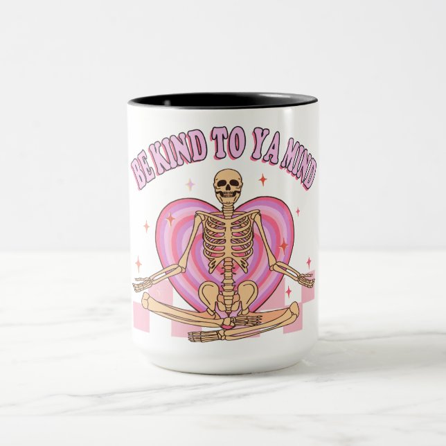 Skelettvermittlung sei nett zu Ya Mind Retro 60er Tasse (Zentrum)