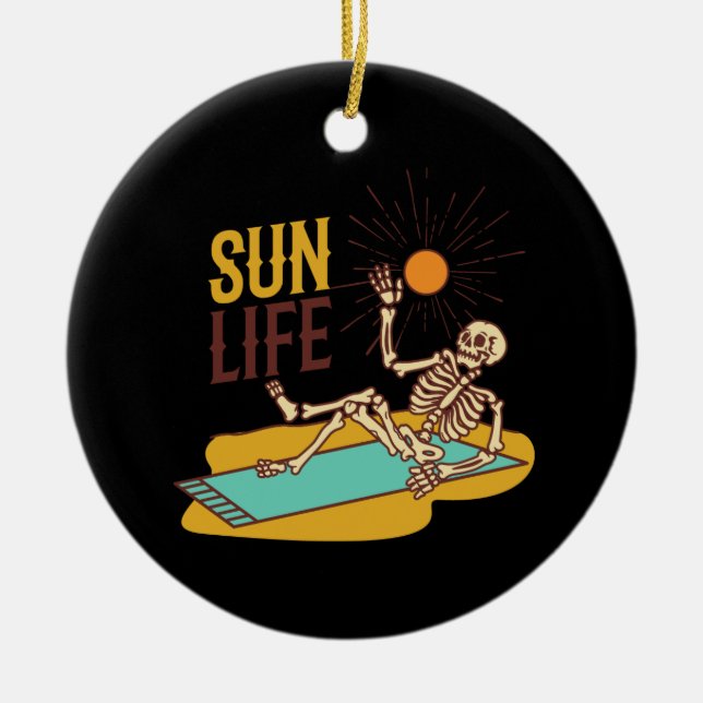 Skelton liegt in der Sonne auf einem Keramik Ornament (Vorne)