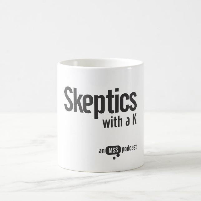 Skeptiker mit einer k-Tasse Tasse (Mittel)