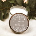 Sketched Floral Taupe Wedding Runder Aufkleber<br><div class="desc">Elegante florale Hochzeitsaufkleber mit weißgestrichenen Blume und Blätter mit taupem Hintergrund. Personalisieren Sie die gezeichneten Blumenaufkleber mit Ihren Namen. Die Blumenaufkleber eignen sich hervorragend zum Abdichten von Hochzeitsumschlägen,  Gastgeschenke Hochzeiten und vielem mehr! Entworfen,  um mit unserer Hochzeitskollektion Sketched Floral zu koordinieren.</div>