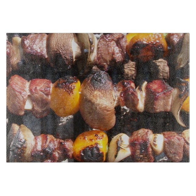 Skewered Kabobs auf Barbecue Grill Schneidebrett (Vorderseite)