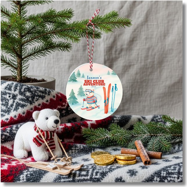 Ski Club Adventure Baby Polar Bear Keramik Ornament (Ski Club Adventure Baby Polar Bear Ceramic Ornament)