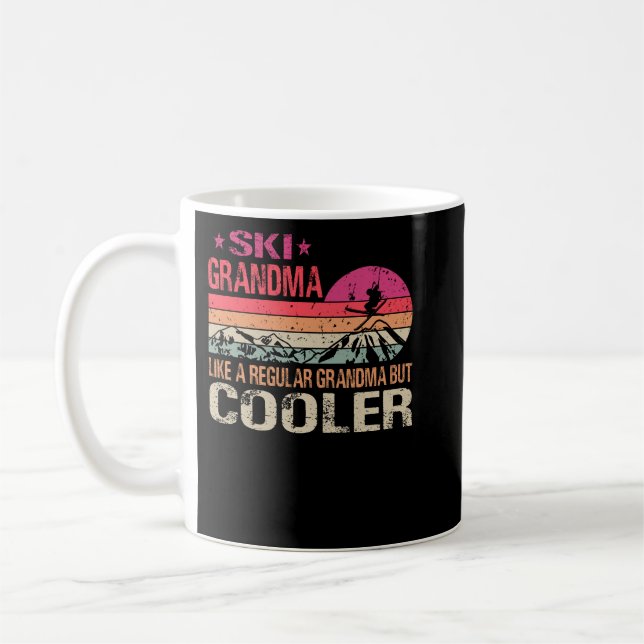 Ski-Oma wie ein normales Oma, aber Cooler Ski Kaffeetasse (Links)