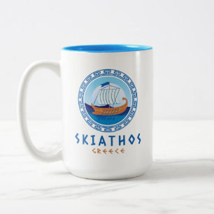 Skiathos, Griechenland, griechisches Schiffsdesign Zweifarbige Tasse