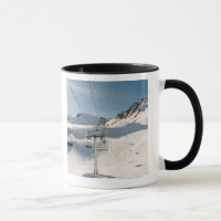 Skiaufzug in der sonnigen schneebedeckten