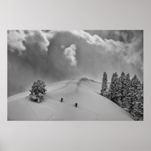 Skibergsteiger im frischen Pulverschnee Poster