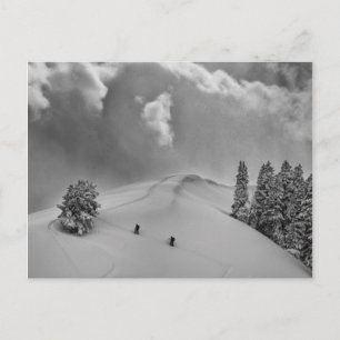 Skibergsteiger im frischen Pulverschnee Postkarte